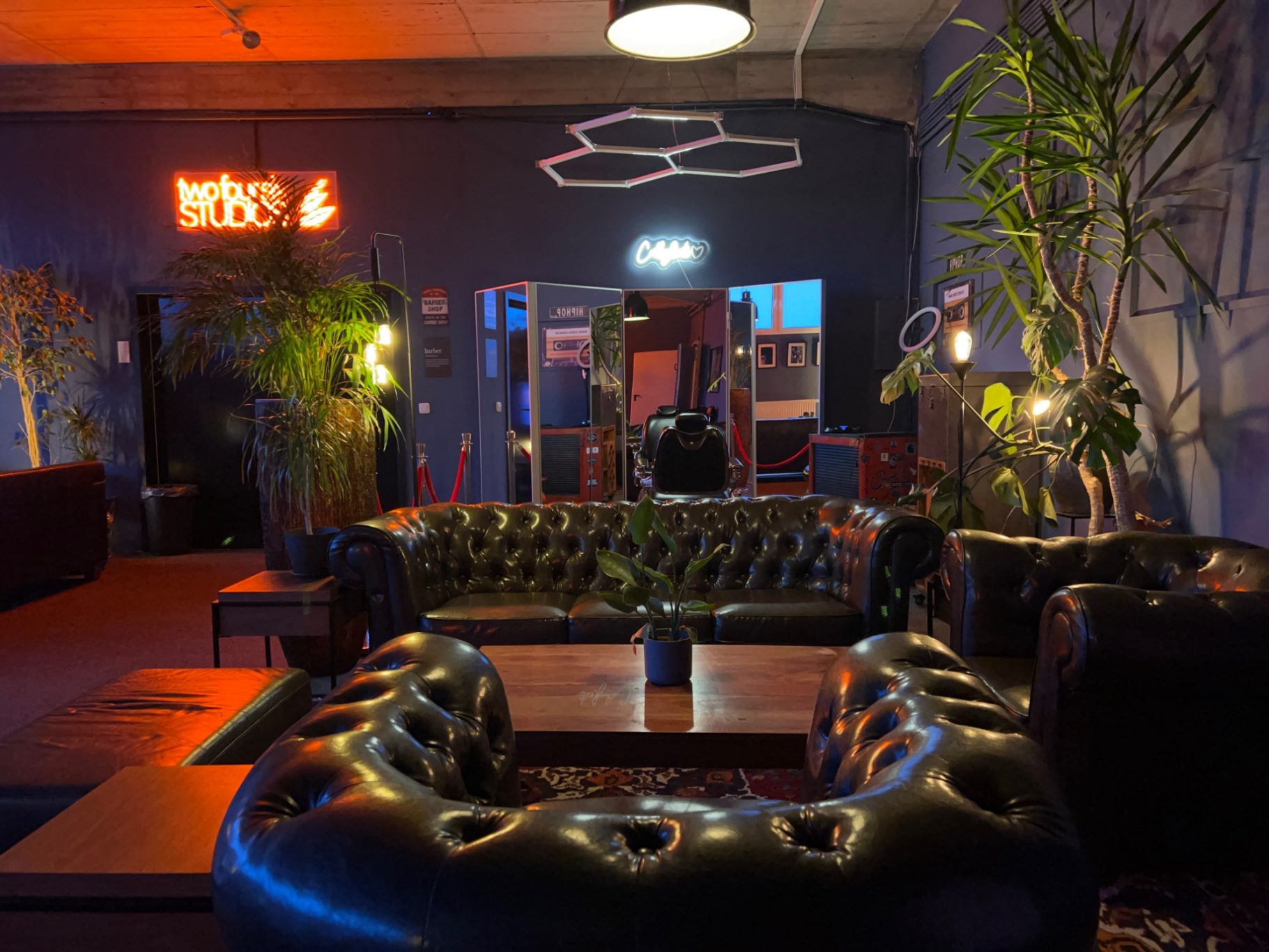 Gemütlicher Lounge-Bereich mit Ledersofas und stimmungsvollem Licht.